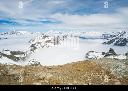 Vista panoramica di alte vette e creste incappucciate di neve in alta quota in italiano francese arco alpino. Scenic sky e cl Foto Stock