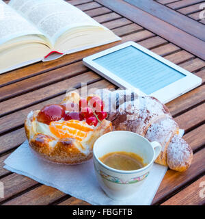 Tradizionali di relax e calma tra il gusto e le letture Foto Stock