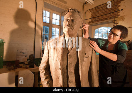 Scultore Hazel Reeves lavora sulla statua di Sir Nigel Gresley, il progettista del Flying Scotsman, per la stazione di Kings Cross. Foto Stock