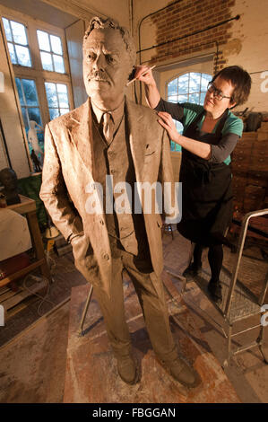 Scultore Hazel Reeves lavora sulla statua di Sir Nigel Gresley, il progettista del Flying Scotsman, per la stazione di Kings Cross. Foto Stock