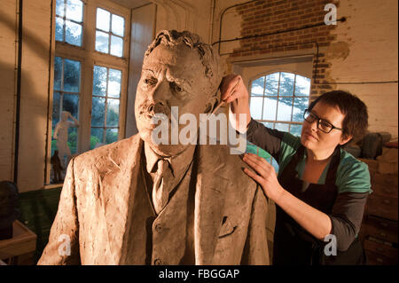 Scultore Hazel Reeves lavora sulla statua di Sir Nigel Gresley, il progettista del Flying Scotsman, per la stazione di Kings Cross. Foto Stock