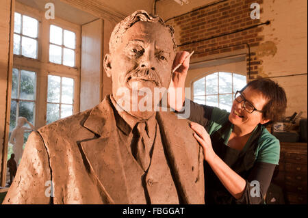 Scultore Hazel Reeves lavora sulla statua di Sir Nigel Gresley, il progettista del Flying Scotsman, per la stazione di Kings Cross. Foto Stock