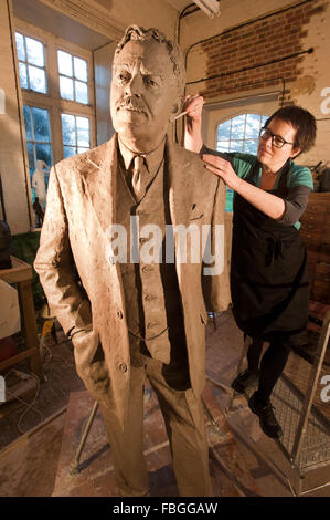 Scultore Hazel Reeves lavora sulla statua di Sir Nigel Gresley, il progettista del Flying Scotsman, per la stazione di Kings Cross. Foto Stock