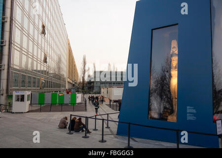 La facciata dell'Istituto del Mondo Arabo, Institut du Monde Arabe di Parigi, Francia. Foto Stock