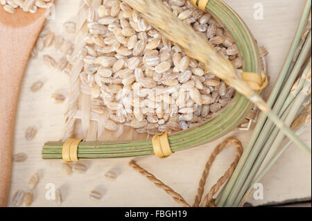 Organici di chicchi di grano su tavola in legno rustico macro closeup Foto Stock