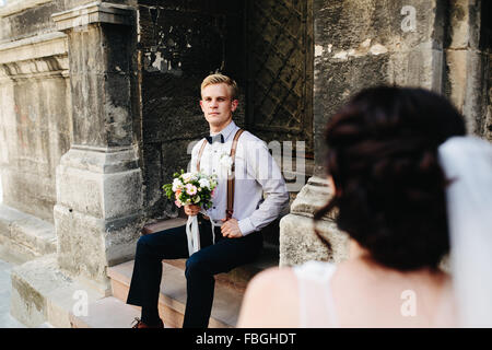 Sposa seduta sui gradini di pietra Foto Stock