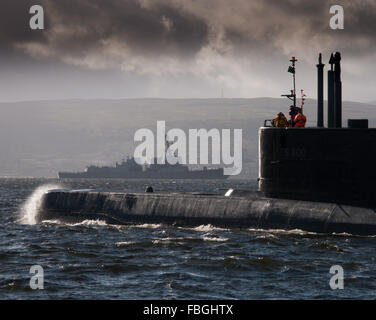 Sommergibile Ula della Marina Militare norvegese e il cacciatorpediniere USS Nitze Foto Stock