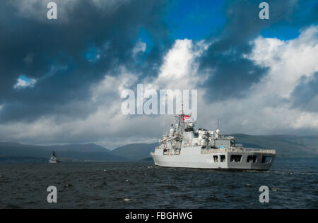 TCG Barbaros una moderna nave da guerra turca durante esercitazioni NATO al largo della costa occidentale della Scozia. Foto Stock