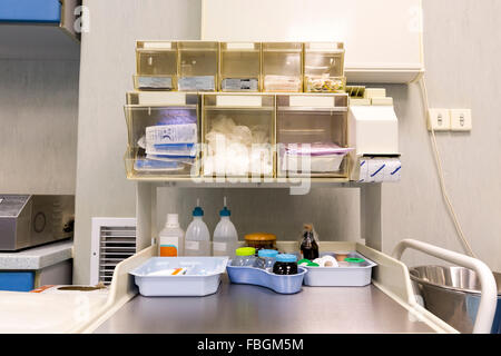 Attrezzature mediche di una nuova sala operatoria in un moderno ospedale. Foto Stock
