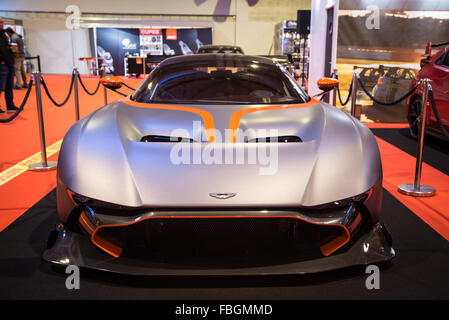 Birmingham, Regno Unito. 16 gennaio, 2016. Aston Martin Vulcan sul Autocar credito stand: Steven roe/Alamy Live News Foto Stock