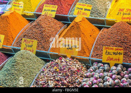 Vari tè e spezie al mercato delle spezie di Istanbul Foto Stock