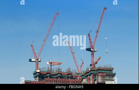 Gru a torre per la costruzione Foto Stock