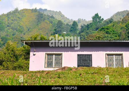 Tipica casa locale circondato da paesaggi di Taulabe e Cerro Azul parco nazionale in Honduras Foto Stock