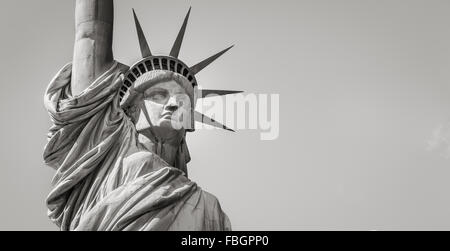Panoramica vicino della Statua della Libertà in bianco e nero comprendente la testa, la corona e il braccio. Liberty Island, New York City Foto Stock