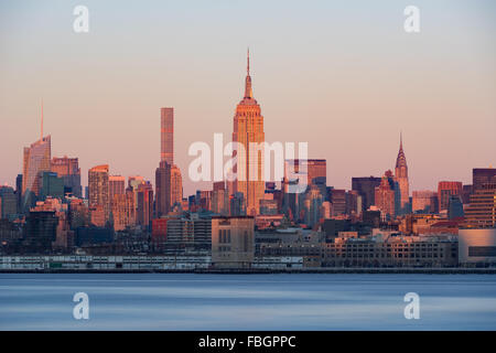 New York City Midtown Manhattan grattacieli al tramonto dalla attraverso il fiume Hudson. Al centro, l'Empire State Building. Foto Stock