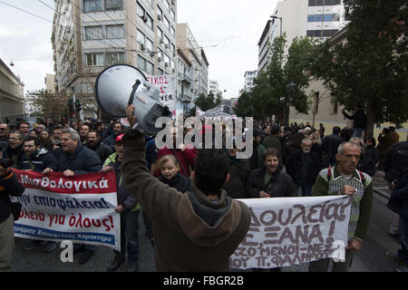 Atene, Grecia. 16 gennaio, 2016. Manifestanti marzo tenendo striscioni e gridando slogan contro il governo. I sindacati ha organizzato una manifestazione di protesta contro le riforme in materia di sicurezza sociale. Credito: Nikolas Georgiou/ZUMA filo/Alamy Live News Foto Stock