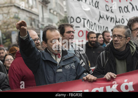 Atene, Grecia. 16 gennaio, 2016. Manifestanti marzo tenendo striscioni e gridando slogan contro il governo. I sindacati ha organizzato una manifestazione di protesta contro le riforme in materia di sicurezza sociale. Credito: Nikolas Georgiou/ZUMA filo/Alamy Live News Foto Stock