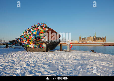 L'oro carp orate di arte di strada fatta dalla tecnica di Yodogawa di lavato fino immondizia di plastica. Visualizzato nella coperta di neve Elsinore Harbour, Kronborg Castle Foto Stock