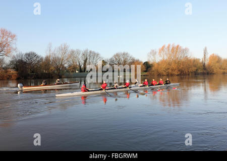 Hampton Court, Londra, Regno Unito. 16 gennaio 2016. Era una fredda e gelido di iniziare la giornata sul Fiume Tamigi accanto a Hampton Court Palace a sud ovest di Londra, con una barca da Kingston Grammar School per una sessione di formazione. Credito: Julia Gavin UK/Alamy Live News Foto Stock