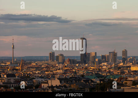 Austria, Vienna, vista città, panoramica, Donauturm (Torre del Danubio), Donau City Foto Stock