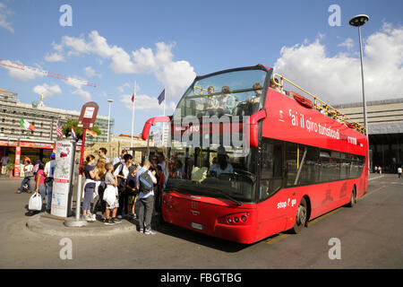 I turisti di salire sul bus per la visita guidata alla stazione Termini di Roma, Italia. Foto Stock