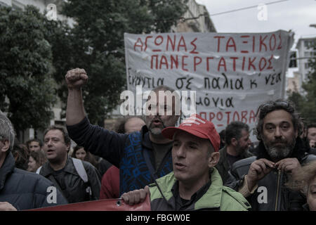 Atene, Grecia. 16 gennaio, 2016. Il settore pubblico ed il settore privato sindacati ADEDY e GSEE lungo con somministrazione locale dipendenti, insegnanti, ingegneri, lavoratori dipendenti ospedalieri, giornalisti, avvocati e i pensionati sono raccogliere a piazza Omonia e marzo verso il parlamento. Credito: imagespic/Alamy Live News Foto Stock