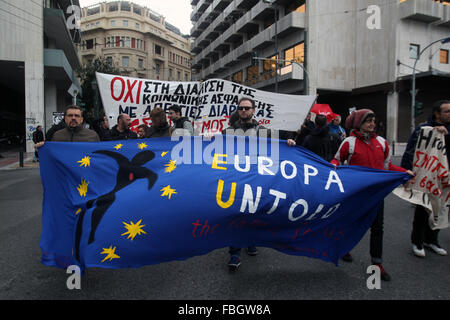 Atene, Grecia. 16 gennaio, 2016. Manifestanti marzo durante una manifestazione di protesta nel centro di Atene, Grecia, gen. 16, 2016. Migliaia di persone hanno preso parte alla manifestazione, che è stata organizzata dal paese dei due maggiori sindacati per protestare contro il governo di nuove riforme in materia di sicurezza sociale. Credito: Marios Lolos/Xinhua/Alamy Live News Foto Stock