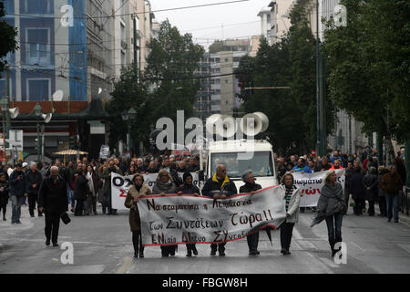 Atene, Grecia. 16 gennaio, 2016. Manifestanti marzo durante una manifestazione di protesta nel centro di Atene, Grecia, gen. 16, 2016. Migliaia di persone hanno preso parte alla manifestazione, che è stata organizzata dal paese dei due maggiori sindacati per protestare contro il governo di nuove riforme in materia di sicurezza sociale. Credito: Marios Lolos/Xinhua/Alamy Live News Foto Stock