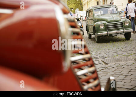 Anni Cinquanta era marrone 500 Fiat Topolino e verde Fiat 500C Belvedere, Trastevere, Roma, Italia. Foto Stock