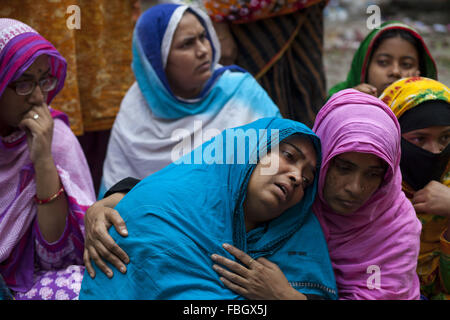 Dacca in Bangladesh. 16 gennaio, 2016. Madre di schoolgir Sabiha Akter Sonali che morì in un incidente stradale le lacrime davanti alla loro casa a Dhaka, nel Bangladesh on gennaio 16, 2016.Sabiha Akter Sonali, 15, una classe IX studente e Khadiza Akter, 12, una classe VII studente sono morti in due diversi incidenti bus mentre correva su di loro quando sono state attraversando road vicino al Bangladesh Consiglio Bar intorno e Shahbag e morirono in loco. Credito: ZUMA Press, Inc./Alamy Live News Foto Stock