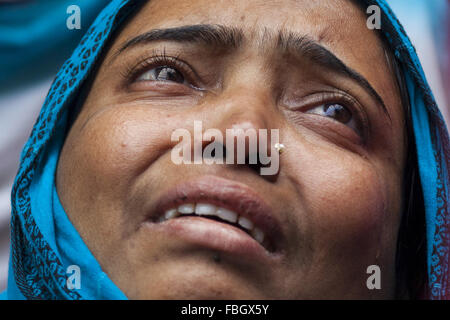 Dacca in Bangladesh. 16 gennaio, 2016. Madre di schoolgir Sabiha Akter Sonali che morì in un incidente stradale le lacrime davanti alla loro casa a Dhaka, nel Bangladesh on gennaio 16, 2016.Sabiha Akter Sonali, 15, una classe IX studente e Khadiza Akter, 12, una classe VII studente sono morti in due diversi incidenti bus mentre correva su di loro quando sono state attraversando road vicino al Bangladesh Consiglio Bar intorno e Shahbag e morirono in loco. Credito: ZUMA Press, Inc./Alamy Live News Foto Stock