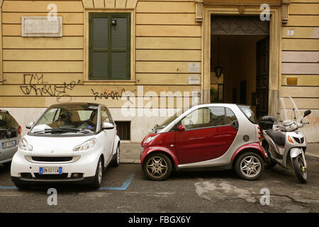 Smart automobili parcheggiate nella strada laterale in Roma, Italia. Foto Stock