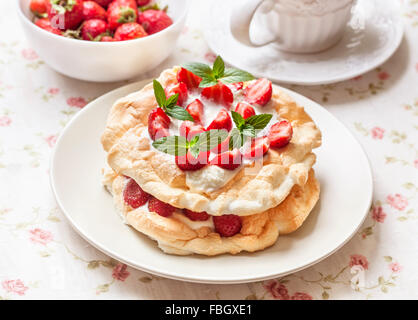 Pavlova cake con fragole fresche su uno sfondo di legno Foto Stock