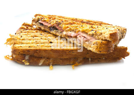 Tostato formaggio e prosciutto panino su sfondo bianco Foto Stock