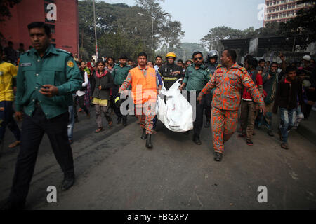 Dacca in Bangladesh. 16 gennaio, 2016. La polizia sottratto il corpo morto di schoolgir Sabiha Akter Sonali che morì in un incidente stradale a Dhaka, nel Bangladesh on gennaio 16, 2016.Sabiha Akter Sonali, 15, una classe IX studente e Khadiza Akter, 12, una classe VII studente sono morti in due diversi incidenti bus mentre correva su di loro quando sono state attraversando road vicino al Bangladesh Consiglio Bar intorno e Shahbag e morirono in loco. Credito: ZUMA Press, Inc./Alamy Live News Foto Stock