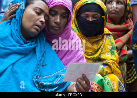 Dacca in Bangladesh. 16 gennaio, 2016. Madre di schoolgir Sabiha Akter Sonali che morì in un incidente stradale le lacrime davanti alla loro casa a Dhaka, nel Bangladesh on gennaio 16, 2016.Sabiha Akter Sonali, 15, una classe IX studente e Khadiza Akter, 12, una classe VII studente sono morti in due diversi incidenti bus mentre correva su di loro quando sono state attraversando road vicino al Bangladesh Consiglio Bar intorno e Shahbag e morirono in loco. Credito: ZUMA Press, Inc./Alamy Live News Foto Stock