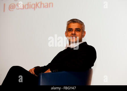 Londra, Regno Unito. 16 gennaio, 2016. Sadiq Khan MP per Tooting partito laburista del candidato ad essere sindaco di Londra risolve il Fabian Anno nuovo credito Conferenza: Prixpics/Alamy Live News Foto Stock