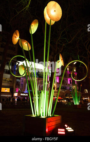 Londra, Regno Unito. 15 gennaio, 2016. Giardino di luce dal francese artish inclinare a Leicester Square a Londra Lumiere exibition. La manifestazione si snoda da Jan 14 -17th, 6:30pm-10:30pm. Foto Stock