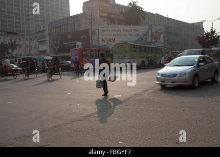 Dacca in Bangladesh. 16 gennaio, 2016. Le persone che attraversano le strada su riskly a Dhaka, nel Bangladesh il 16 gennaio 2016. Sabiha Akter Sonali, 15, una classe IX studente di Segunbagicha ideale scuola ragazze, un bus ha eseguito il suo oltre quando lei era attraversamento stradale vicino Bangladesh Consiglio Bar intorno alle 8:15am, lasciando morta sul posto. Un'organizzazione che lavora per la tutela dei diritti dei passeggeri ha detto 8,642 persone sono morte in incidenti stradali nel paese nel 2015 e nel 2014 tale importo è 6,582. Credito: zakir hossain chowdhury zakir/Alamy Live News Foto Stock