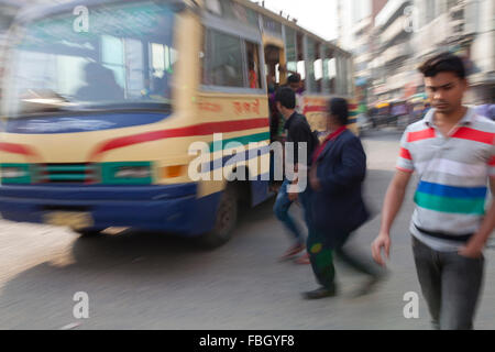 Dacca in Bangladesh. 16 gennaio, 2016. Le persone che attraversano le strada su riskly a Dhaka, nel Bangladesh il 16 gennaio 2016. Sabiha Akter Sonali, 15, una classe IX studente di Segunbagicha ideale scuola ragazze, un bus ha eseguito il suo oltre quando lei era attraversamento stradale vicino Bangladesh Consiglio Bar intorno alle 8:15am, lasciando morta sul posto. Un'organizzazione che lavora per la tutela dei diritti dei passeggeri ha detto 8,642 persone sono morte in incidenti stradali nel paese nel 2015 e nel 2014 tale importo è 6,582. Credito: zakir hossain chowdhury zakir/Alamy Live News Foto Stock