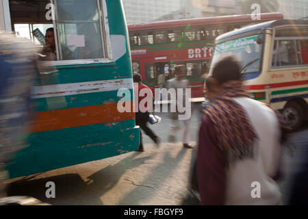 Dacca in Bangladesh. 16 gennaio, 2016. Le persone che attraversano le strada su riskly a Dhaka, nel Bangladesh il 16 gennaio 2016. Sabiha Akter Sonali, 15, una classe IX studente di Segunbagicha ideale scuola ragazze, un bus ha eseguito il suo oltre quando lei era attraversamento stradale vicino Bangladesh Consiglio Bar intorno alle 8:15am, lasciando morta sul posto. Un'organizzazione che lavora per la tutela dei diritti dei passeggeri ha detto 8,642 persone sono morte in incidenti stradali nel paese nel 2015 e nel 2014 tale importo è 6,582. Credito: zakir hossain chowdhury zakir/Alamy Live News Foto Stock