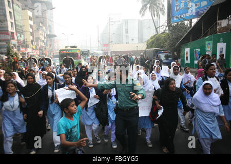 Dacca in Bangladesh. 16 gennaio, 2016. Scuola studente blocco strada esigente la punizione del conducente di bus che hanno reso incidente di schoolgir Sabiha Akter Sonali che morì in un incidente stradale a Dhaka, nel Bangladesh il 16 gennaio 2016. Sabiha Akter Sonali, 15, una classe IX studente e Khadiza Akter, 12, una classe VII studente sono morti in due diversi incidenti bus mentre correva su di loro quando sono state attraversando road vicino al Bangladesh Consiglio Bar intorno e Shahbag e morirono in loco. Credito: zakir hossain chowdhury zakir/Alamy Live News Foto Stock