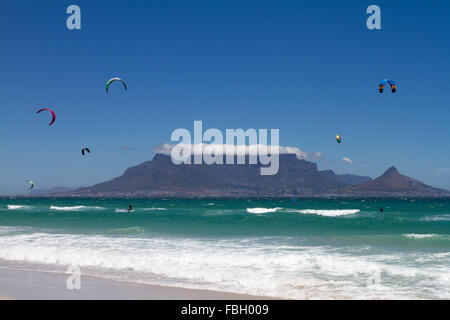Kitesurf a Big Bay, Città del Capo e di Table Mountain in background. Foto Stock