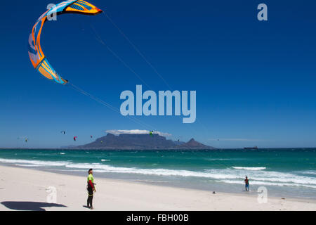 Kitesurf a Big Bay, Città del Capo e di Table Mountain in background. Foto Stock