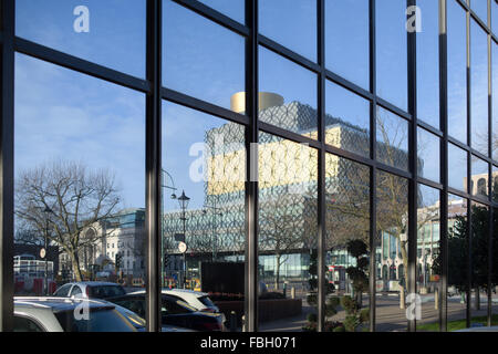 Biblioteca di Birmingham Centenary Square si riflette nel Hyatt Regency Hotel. ,West Midlands,l'Inghilterra,UK,UE. Foto Stock