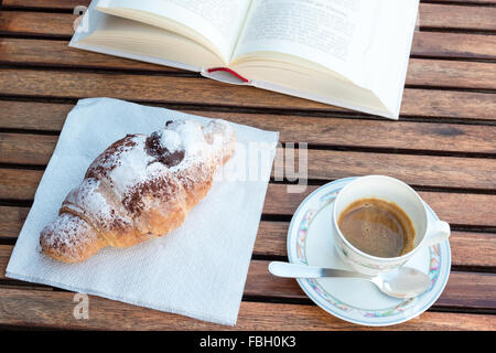 Tradizionali di relax e calma tra il gusto e le letture Foto Stock