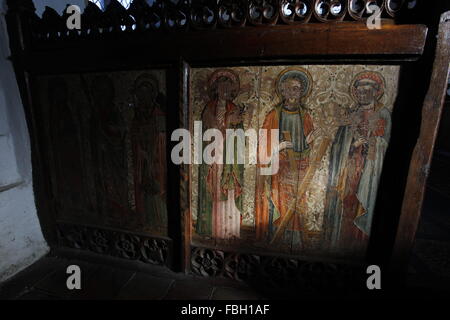 Santi dipinto su Rood Screen, la chiesa di San Michele, Irstead, Norfolk Foto Stock