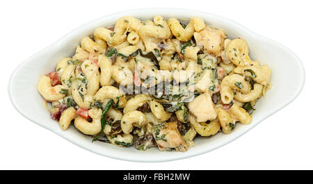 Al di sopra di vista del pollo toscano Pasta in bianco la coppa in ceramica su bianco. Foto Stock