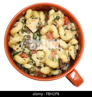 Toscana Pasta di pollo nella ciotola in ceramica isolata su bianco. Foto Stock