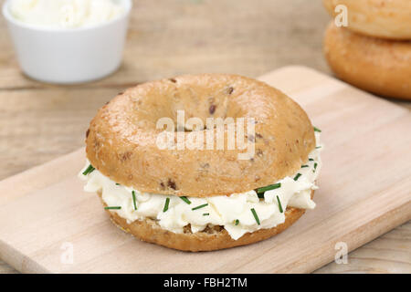 Bagel con crema di formaggio e prezzemolo sandwich per la prima colazione Foto Stock